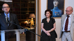 Ambasador Francji w Polsce Pierre Levy (L) odznacza Orderem Sztuk i Literatury socjologa Marcina Frybesa (P) i arabistkę Annę Parzymies (2P) w rezydencji francuskiego ambasadora w Warszawie. Fot. PAP/R. Pietruszka