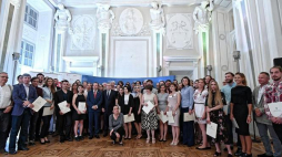 Wicepremier, minister kultury Piotr Gliński (C-P) i dyrektor Narodowego Centrum Kultury prof. Rafał Wiśniewski (C-L) podczas uroczystości wręczenia dyplomów laureatom XVII edycji programu stypendialnego Ministerstwa Kultury i Dziedzictwa Narodowego "Gaude Polonia". Fot. PAP/M. Obara