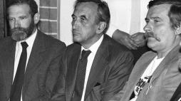 Od lewej: Bronisław Geremek, Tadeusz Mazowiecki, Lech Wałesa. Fot. PAP/L. J. Pękalski