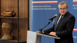 Wicepremier, minister kultury Piotr Gliński podczas uroczystości przekazania 124 eksponatów i 14 zdjęć z odzyskanej kolekcji etnograficznej Muzeum Archeologicznemu i Etnograficznemu w Łodzi, 10 bm. Fot. PAP/G. Michałowski