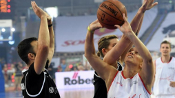 Aktorka Joanna Liszowska (P) podczas Wielkiego Meczu Gortat Team - Wojsko Polskie w Łodzi. Fot. PAP/G. Michałowski