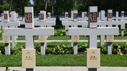 Kwatera B-8 na cmentarzu powązkowskim w Warszawie. Fot. PAP/R. Pietruszka