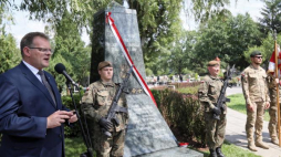 Szef Urzędu ds. Kombatantów i Osób Represjonowanych Jan Józef Kasprzyk podczas uroczystości poświęcenia pomnika nagrobnego gen. dyw. Janusza Brochwicz-Lewińskiego ps. "Gryf" na Wojskowym Cmentarzu na Powązkach. Fot. PAP/L. Szymański