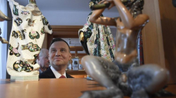 A. Duda w manufakturze porcelany w Herend.. Marzec 2018 r. Fot. PAP/EPA