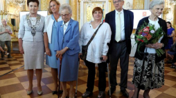Prezydent Warszawy Hanna Gronkiewicz-Waltz (L) i przewodnicząca rady miasta Warszawy Ewa Malinowska–Grupińska (2L) oraz odznaczeni honorowym obywatelstwem stolicy: uczestniczki Powstania - Anna Jakubowska (P) i Anna Przedpełska-Trzeciakowska (3L), działaczka humanitarna, założycielka Polskiej Akcji Humanitarnej Janina Ochojska (C) oraz profesor nauk humanistycznych Wojciech Roszkowski (2P). Fot. PAP/R. Guz