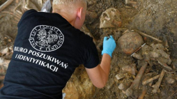 Prace archeologiczne prowadzone przez IPN na terenie byłego więzienia przy ul. Rakowieckiej w Warszawie. Fot. PAP/M. Kmieciński