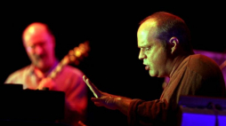 John Scofield (L) i John Medeski (P). Fot. PAP/T. Gzell