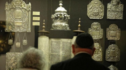 Odnowiona część Galerii Rzemiosła Artystycznego Muzeum Narodowego w Krakowie poświęcona judaikom. Fot. PAP/S. Rozpędzik