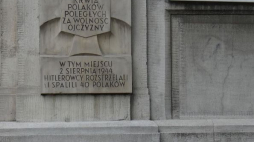 Tablica upamiętniająca mord w klasztorze jezuitów.  