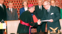 Podpisanie konkordatu w Warszawie - 28.07.1993. Od lewej - Prezydent Lech Wałęsa, Hanna Suchocka, Nuncjusz Apostolski abp Józef Kowalczyk i minister Krzysztof Skubiszewski. Fot. PAP/A. Dunin-Kęplicz