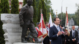 Premier Mateusz Morawiecki przemawia podczas uroczystości odsłonięcia pomnika śp. prezydenta RP prof. Lecha Kaczyńskiego i ofiar katastrofy smoleńskiej w Kraśniku. Fot. PAP/W. Jargiło