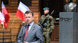Minister obrony narodowej Mariusz Błaszczak podczas wizyty w Tuszowie Narodowym w ramach uroczystości z okazji 75. rocznicy śmierci generała Władysława Sikorskiego, 1 bm. Fot. PAP/D. Delmanowicz