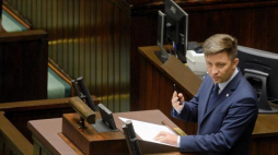 Szef Kancelarii Prezesa Rady Ministrów Michał Dworczyk na sali sejmowej, 5 bm. Fot. PAP/J. Kamiński