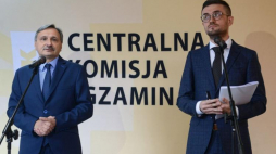  Wiceminister edukacji Maciej Kopeć i dyrektor Centralnej Komisji Egzaminacyjnej Marcin Smolik podczas konferencji prasowej "Wyniki egzaminu maturalnego przeprowadzonego w maju 2018 r.". Fot. PAP/J. Kamiński 