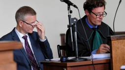 Były wicedyrektor MIIWŚ Janusz Marszalec (L) i mecenas Maciej Ślusarek (P) podczas procesu przed gdańskim sądem okręgowym. 18.07.2018. Fot. PAP/A. Warżawa