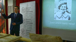 Dr Piotr Grzelczak z Oddziałowego Biura Badań Historycznych IPN w Poznaniu podczas spotkania - Czerwiec 1956. Prezentacja nieznanych dotąd w Polsce zdjęć, wykonanych w Poznaniu przez Lisę Larsen, amerykańską fotoreporterkę czasopisma "Life" w pierwszą rocznicę „Czarnego Czwartku” 28.06.1956 r., w Muzeum Powstania Poznańskiego. Fot. PAP/J. Kaczmarczyk