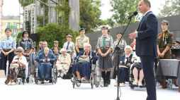 Prezydent Andrzej Duda (P) przemawia podczas spotkania z bohaterami powstania w Muzeum Powstania Warszawskiego. Warszawa, 29.07.2018. Fot. PAP/R. Pietruszka