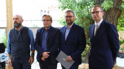 Dyrektor Muzeum Powstania Warszawskiego Jan Ołdakowski (3P), zastępca dyrektora Muzeum Powstania Warszawskiego Dariusz Gawin (2P), sekretarz konkurs z ramienia OW SARP Rafał Mroczkowski (L) i krytyk architektury, wykładowca Radosław Gajda (2P) podczas konferencji prasowej dotyczącącej "Konkursu na projekt rozbudowy i modernizacji Muzeum Powstania Warszawskiego". Fot. PAP/R. Guz