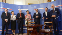 Wicepremier, minister kultury Piotr Gliński, wiceminister kultury Jarosław Sellin, minister przedsiębiorczości i technologii Jadwiga Emilewicz, prezes Urzędu Dozoru Technicznego Andrzej Ziółkowski oraz dyrektor NMT Piotr Mady podczas podpisania listu intencyjnego pomiędzy Narodowym Muzeum Techniki w Warszawie a Urzędem Dozoru Technicznego. Fot. PAP/J. Kamiński
