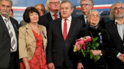 Wicepremier, minister kultury Piotr Gliński (C) wraz z laureatami podczas uroczystości wręczenia odznaczeń państwowych i resortowych wybitnym przedstawicielom polskiej kultury, 12 bm. w Warszawie. Fot. PAP/B. Zborowski