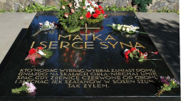 Grobowiec matki Józefa Piłsudskiego i jego serca na wileńskiej Rossie. 2003 r. Fot. PAP/J. Undro