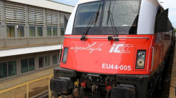 Okolicznościowa lokomotywa z okazji 100-lecia Niepodległości. Fot. PAP/R. Guz