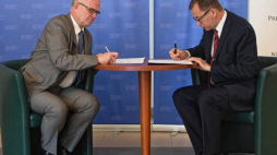 Prezes Instytutu Pamięci Narodowej Jarosław Szarek (P) i prezes Polskiego Towarzystwa Historycznego Krzysztof Mikulski (L), 17 bm. w Warszawie, podczas uroczystości podpisania porozumienia w sprawie organizacji XX Powszechnego Zjazdu Historyków. Fot. PAP/R. Pietruszka