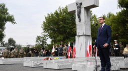 Premier Mateusz Morawiecki podczas uroczystości przed Pomnikiem Rzezi Wołyńskiej i Pomnikiem 27. Wołyńskiej Dywizji Piechoty AK. Fot. PAP/J. Turczyk