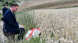 Prezydent Andrzej Duda (L) oddaje hołd ofiarom ludobójstwa na terenach nieistniejących już dzisiaj polskich wsi na Wołyniu na Ukrainie. Fot. PAP/J. Turczyk