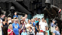 Godzina „W” na placu Krasińskich przy Pomniku Powstania Warszawskiego. 01.08.2014. Fot. PAP/J. Kamiński