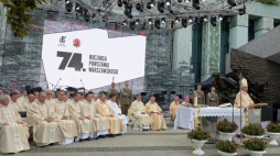 Uroczysta polowa msza św. pod przewodnictwem biskupa polowego Wojska Polskiego Józefa Guzdka (P), odprawiona przed pomnikiem Powstania Warszawskiego na pl. Krasińskich w Warszawie w przeddzień 74. rocznicy wybuchu Powstania Warszawskiego. Fot. PAP/M. Obara