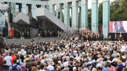 Wystąpienie prezydenta Andrzeja Dudy (C w głębi) podczas uroczystości przed Pomnikiem Powstania Warszawskiego na pl. Krasińskich w przeddzień 74. rocznicy wybuchu Powstania Warszawskiego. Fot. PAP/R. Pietruszka