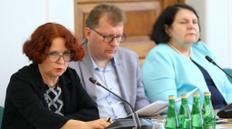Prezydium sejmowej Komisji Kultury i Środków Przekazu, od lewej: przewodnicząca Elżbieta Kruk, wiceprzewodniczący Piotr Babinetz, wiceprzewodnicząca Anna Sobecka, podczas posiedzenia - pierwszego czytania poselskiego projektu ustawy o ustanowieniu dnia 14 kwietnia Świętem Chrztu Polski. Fot. PAP/R. Guz