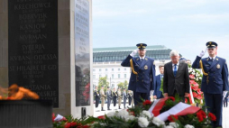 Marszałek Senatu Stanisław Karczewski podczas złożenia wieńców i zapalenia zniczy przed Grobem Nieznanego Żołnierza.  Fot. PAP/J. Turczyk