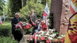 Przewodniczący Zarządu Regionu Środkowowschodniego NSZZ "Solidarność" Marian Król (L) podczas uroczystych obchodów 38. rocznicy "Lubelskiego Lipca 1980", 8 bm. na terenie zakładów PZL Świdnik. Fot. PAP/T. Koryszko