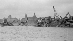 Szczecin, 1945. Zniszczenia wojenne, widok od strony Odry, w tle Wały Chrobrego. Fot. PAP/CAF