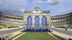 Głowy państw i rządów członków NATO przed łukiem triumfalnym w parku Cinquantenaire w Brukseli podczas szczytu NATO, 11. 07. 2018. Fot. PAP/EPA/Ch. Bruna
