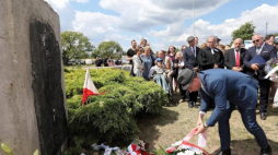 Wiceprezes IPN Mateusz Szpytma (C) składa wieniec podczas uroczystości przy pomniku ku czci pomordowanych Żydów w 77. rocznicę mordu Żydów w Jedwabnem, 10 bm. Fot. PAP/A. Reszko