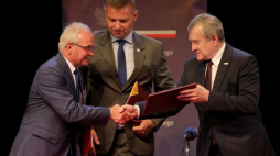 Wicepremier, minister kultury Piotr Gliński (P), starosta będziński Arkadiusz Watoła (L) oraz wiceprezydent Będzina Rafał Adamczyk (C) podczas uroczystości podpisania umowy na współprowadzenie Teatru Dzieci Zagłębia przez ministra kultury i dziedzictwa narodowego w siedzibie Teatru Dzieci Zagłębia im. Jana Dormana w Będzinie. Fot. PAP/A. Grygiel