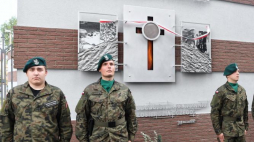 Odsłonięcie Tryptyku Zbrodni Wołyńskiej przy kościele pw. Miłosierdzia Bożego i św. Siostry Faustyny w Toruniu, 8 bm. w ramach obchodów 75. rocznicy ludobójstwa Polaków na Wołyniu. Autorem rzeźby jest Tadeusz Antoni Wojtasik. Fot. PAP/T. Żmijewski