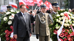 Szef Urzędu ds. Kombatantów i Osób Represjonowanych Jan Józef Kasprzyk (C-L) i ppłk Mariusz Tomalski (2P) podczas uroczystości przy Grobie Nieznanego Żołnierza w Warszawie, 8 bm. w ramach obchodów 75. rocznicy ludobójstwa Polaków na Wołyniu. Fot. PAP/B. Zborowski