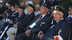 Kombatanci podczas uroczystość przy bramie do miasta Ankona. Fot. PAP/A. Guz