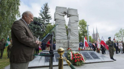 Jan Szajner podczas obchodów Narodowego Dnia Pamięci Ofiar Ludobójstwa dokonanego przez ukraińskich nacjonalistów na obywatelach II RP przy Pomniku Ofiar Ukraińskiej Powstańczej Armii we Wrocławiu. Fot. PAP/A. Koźmiński