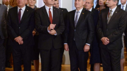 Marszałek Sejmu Marek Kuchciński (C) i marszałek Senatu Stanisław Karczewski (3L) wraz z przybyłymi do Warszawy przedstawicielami parlamentów zwiedzają Zamek Królewski. III Szczyt Przewodniczących Parlamentów Europy Środkowej i Wschodniej #EUROWAW2018 rozpoczął się, 12 bm. w Warszawie. Fot. PAP/J. Kamiński