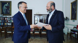 Wicemin. J. Sellin wręcza nominację Piotrowi Baronowi Fot. Danuta Matloch