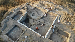 Zabudowania odsłonięte przez archeologów wewnątrz twierdzy. Fot. M. Czarnowicz