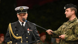 Gdańsk, 01.09.2017. Apel Pamięci odczytuje przedstawiciel Marynarki Wojennej podczas obchodów 78. rocznicy wybuchu II wojny światowej na gdańskim Westerplatte. Fot. PAP/R. Jocher