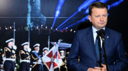 Warszawa, 09.08.2018 r. Minister obrony narodowej Mariusz Błaszczak podczas konferencji prasowej w siedzibie resortu w Warszawie. Minister Błaszczak przedstawił stanowisko MON dotyczące decyzji prezydenta Gdańska o niezaproszeniu wojska na uroczystości rocznicy wybuchu II wojny światowej organizowane na Westerplatte. Fot. PAP/J. Turczyk