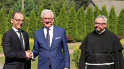 Harmęże (woj. małopolskie), 20.08.2018. Ministrowie spraw zagranicznych, Polski Jacek Czaputowicz (C), Niemiec Heiko Maas (L) i gwardian o. Piotr Cuber (P) podczas powitania przed spotkaniem przy wejściu do Centrum św. Maksymiliana w miejscowości Harmęże koło Oświęcimia. Fot. PAP/A. Grygiel
