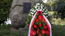 Kamionek, Warszawa, 9 08 2018 r. Wieniec złożony w imieniu prezydenta RP Andrzeja Dudy przy głazie upamiętniającym miejsce narodzin Romana Dmowskiego w 154. rocznicę jego urodzin. Źródło: Kancelaria Prezydenta Rzeczypospolitej Polskiej/K. Sitkowski